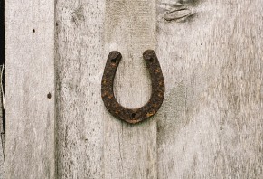 Как Правильно Вешать Подкову Над Входной Дверью — расчеты и монтаж