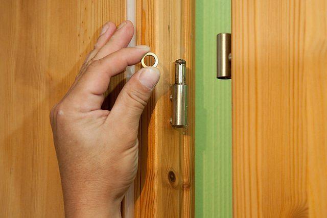 Чем Можно Смазать Дверь Чтобы не Скрипела — пошаговая инструкция