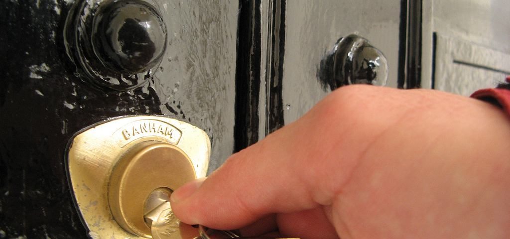 Ключ Прокручивается в Замке Двери Что Делать — пошаговая инструкция с фото