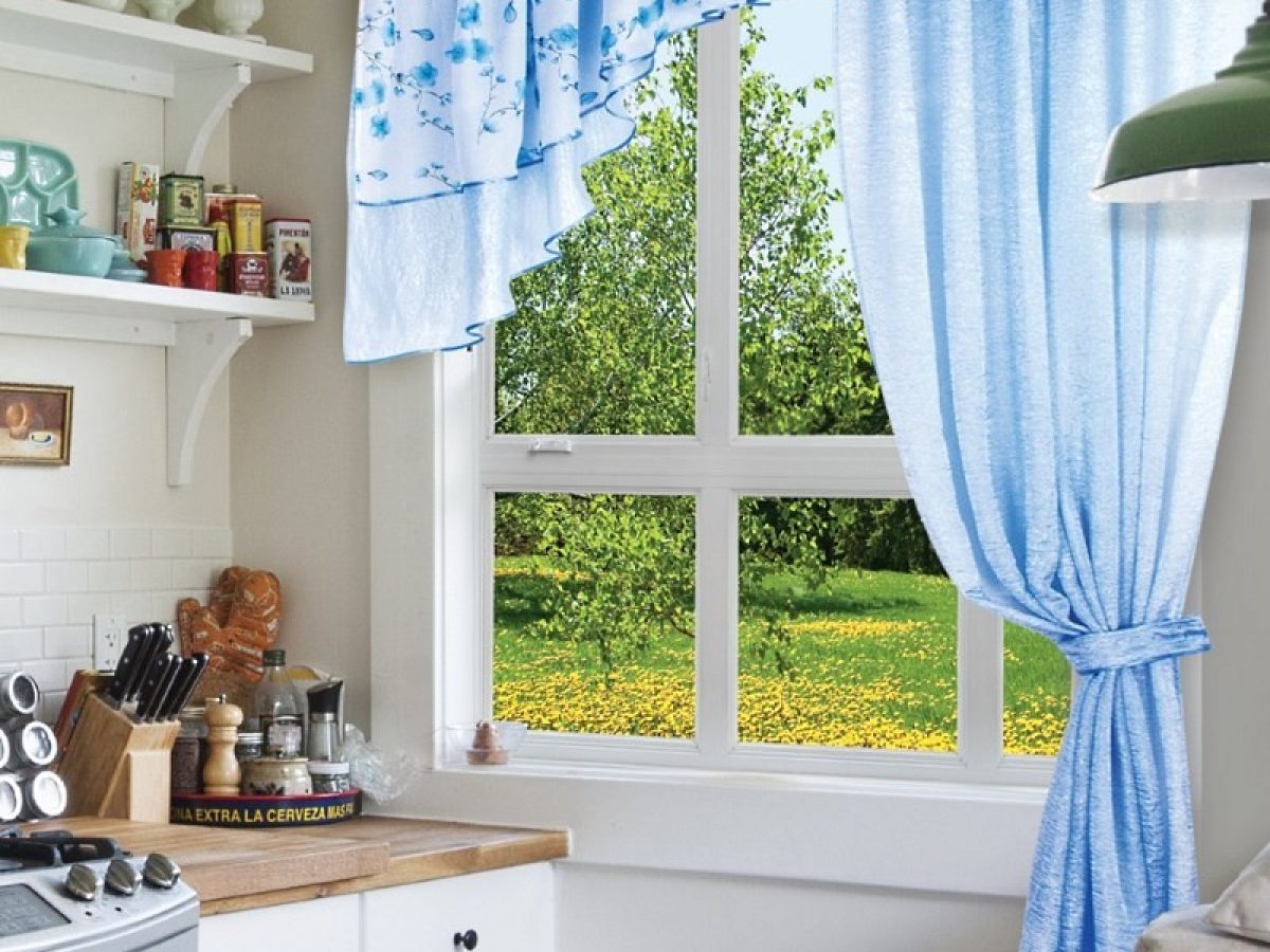 Окно кухня фото штор. Шторы на кухню. Шторки на кухонное окно. Занавеска для кухни. Интерьер кухонного окна.